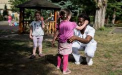 Románia százmillió, Magyarország 61 millió eurót kap most menekültügyre