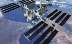 Öt és fél órát sétált az űrben két kozmonauta