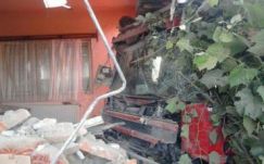 Nappalijukba rohant egy TIR: a sáromberki ház lakója is megsérült