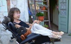 Van, aki kerekes székben ír és színdarabot rendez