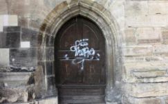 A Mátyás-szobor után a Szent Mihály templomot is vandalizálták Kolozsváron