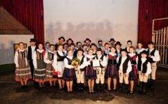 Táncosokat boronálnak össze a gyergyói Hóvirág Néptánctalálkozón