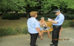 Már bírságolnak Bukarestben a tökmaghéj köpködésért