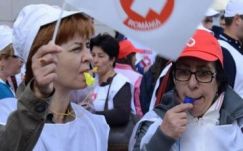 Az egészségügyben dolgozók bére októbertől nőhet