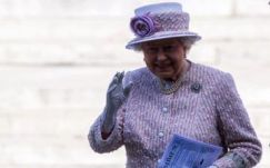 Végül csak beadta a derekát II. Erzsébet királynő