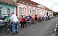 Rendhagyó módon „bosszantják” az autósokat a szentgyörgyi biciklisek