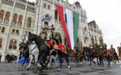 Felvonták a nemzeti lobogót a Parlament előtt