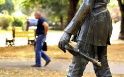 Megrongálták Petőfi Sándor szobrát Ungváron