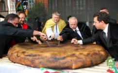 Kolozsváron megszegték a Kárpát-medence kenyerét