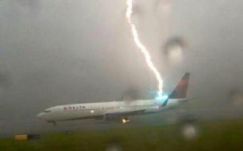 Utasszállító repülőgépbe csapott a villám (VIDEÓ)