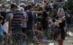 Több ezer bevándorló átszakította a rendőrkordont a macedón-görög határon
