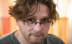 Rendhagyó interjú a „három lovat megülő” Veress Albert színésszel