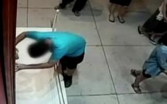 Elcsúszott a múzeumban és tönkretett egy értékes festményt egy tajvani diák