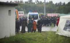 Könnygázt vetettek be a röszkei hangárnál a menekültekkel szemben