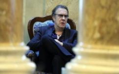 Kirúgták a súlyos beteg román énekessel kórházban fotózkodó ápolónőket