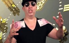 Most már a manele-énekesekre is rászálltak az adóellenőrök