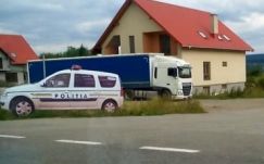 Ismét megjelentek az országutakon a gyorshajtókat elrettentő bádog-rendőrautók