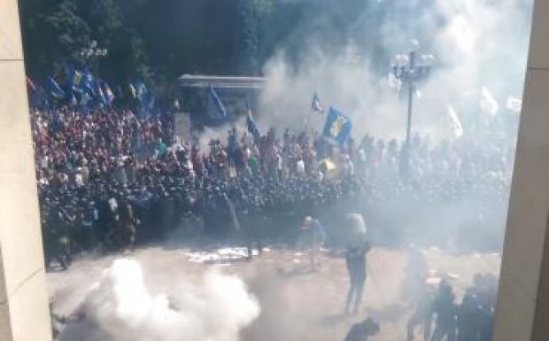 Őrizetbe vették a kijevi parlamentnél robbantó férfit