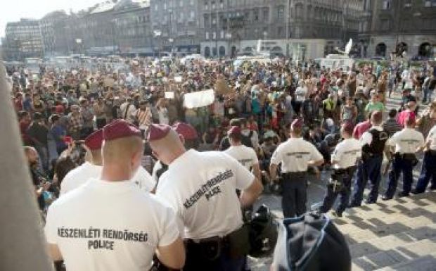 Nem engedik be a menekülteket a Keleti pályaudvarra