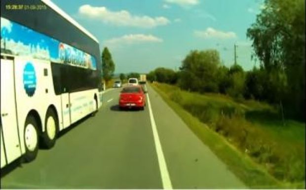 Az országutak réme ez az autóbuszsofőr