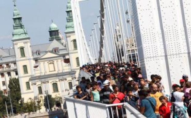 A Keletitől gyalog indult el Ausztria irányába több száz menekült