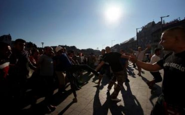 Verekedés tört ki a futballszurkolók és a menekültek között
