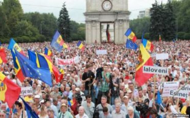 Tízezrek követelték vasárnap a moldvai elnök lemondását