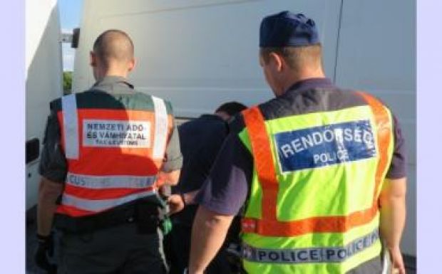 28 irakit találtak a román férfi kisteherautójában