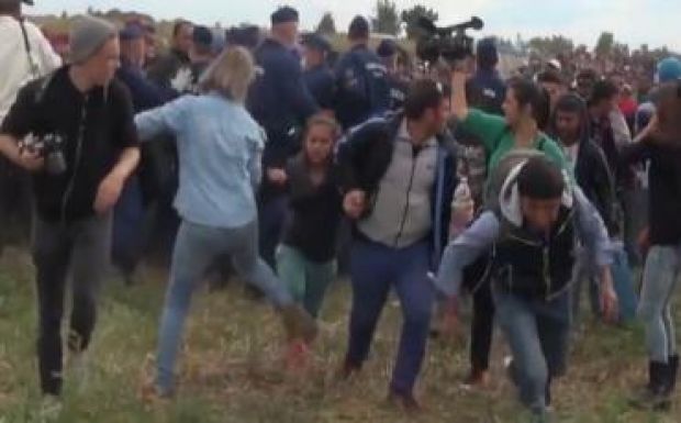 Menekülő kislányba rúgott a Jobbikhoz közel álló TV operatőre