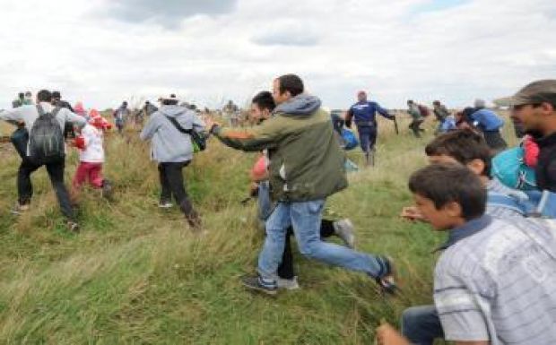 Továbbra is feszült a helyzet Röszkénél