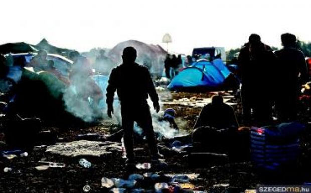 Sosem látott menekülttömeget várnak Röszkére