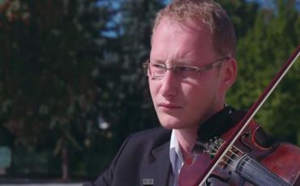 Ezzel a videóval népszerűsíti főtéri zeneprojektjét Sepsiszentgyörgy