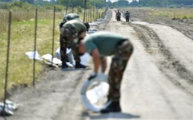 Már 3800 katona van a magyar-szerb határnál
