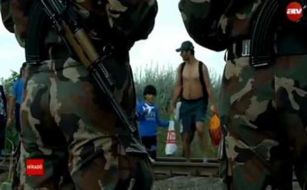 Gépfegyveres katonák posztolnak a röszkei határnál