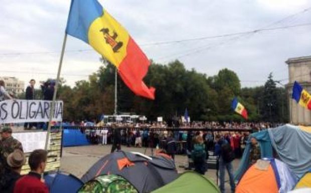 Ismét tízezrek követelték vasárnap a moldovai elnök lemondását