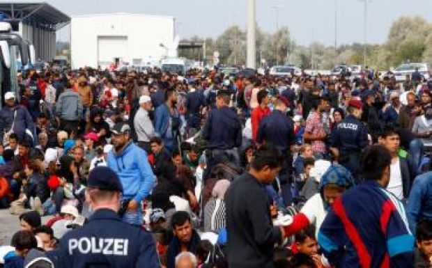 Ausztria is katonákat vezényel a határaihoz