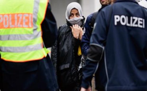 A menekültek nem tesznek különbséget a magyarok és az osztrákok között