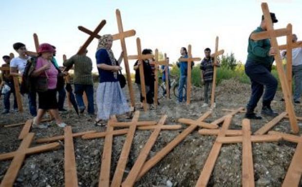 A disznók után fakereszteket vetettek be Bukarestben a mecset ellen