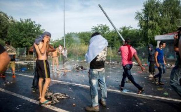 Kormányszóvivő: felfegyverzett migránsok támadták meg a röszkei átkelőt