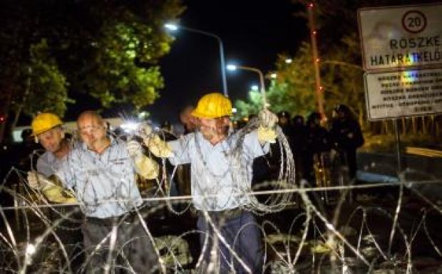 Úgy tűnik lecsillapodtak a migránsok Horgosnál, Röszkére új kerítés érkezett