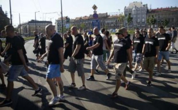 Több ezer harcedzett magyar szurkoló vár Áder János parancsára