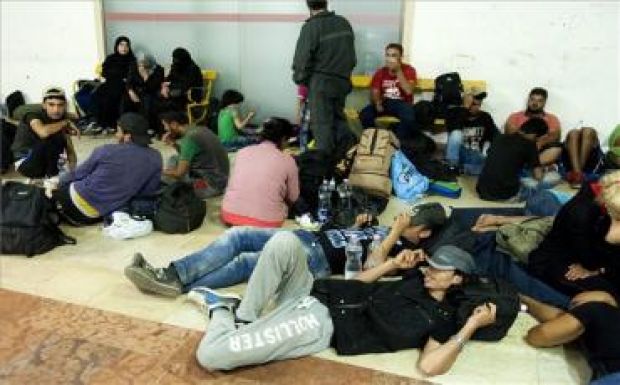 Szlovénia beengedte a migránsokat, Horvátország felé újabb menekültáradat tart