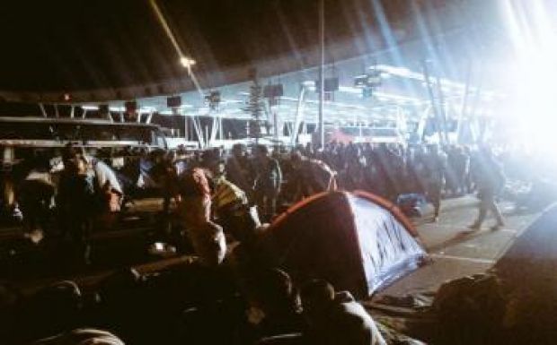 Letáboroztak a Horvátországot Szlovéniával összekötő autópályán a migránsok