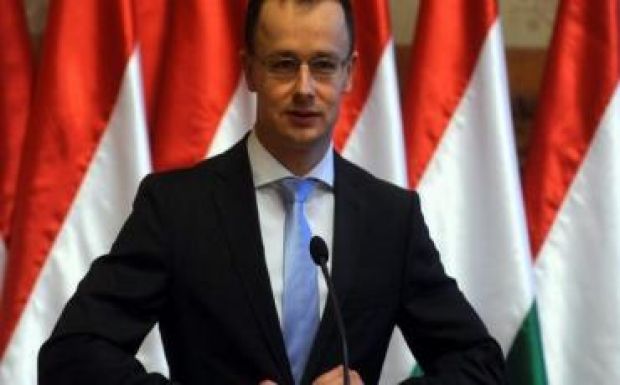 Ponta bűnvádi eljárását említve válaszolt Szijjártó a kritikákra