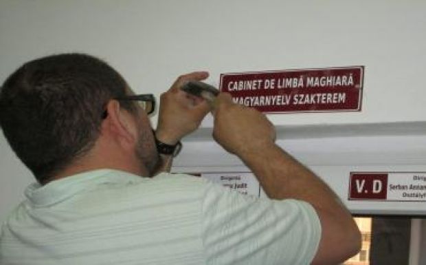 Nem kell büntetést fizetniük a kétnyelvű feliratokért a CEMO önkénteseinek