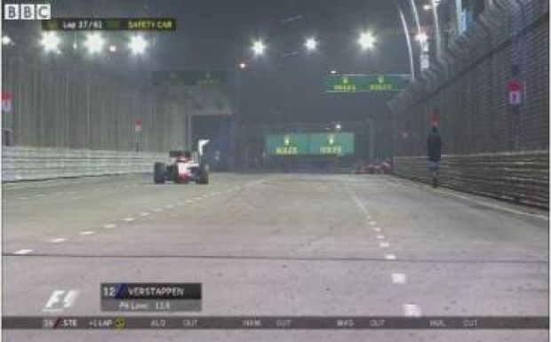 Fél év börtönt is kaphat a szingapúri F1-es pályán sétálgató részeg férfi