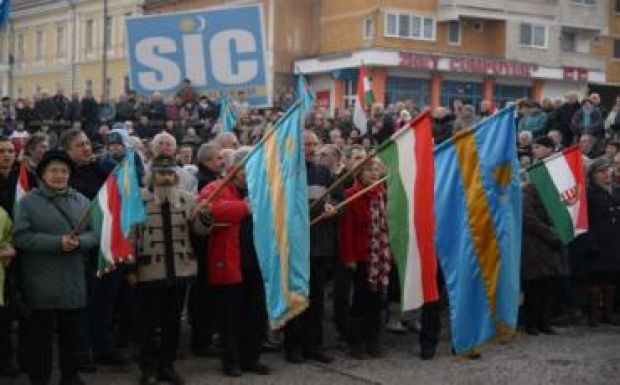 Himnuszper: ismét halasztottak