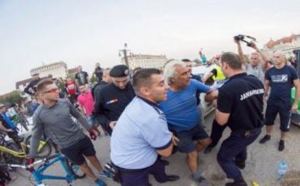 Autós hajtott a Critical mass kerékpárosai közé Váradon