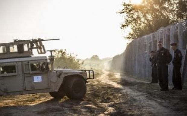 Harckocsikat is bevet a migránsok ellen a Magyar Honvédség