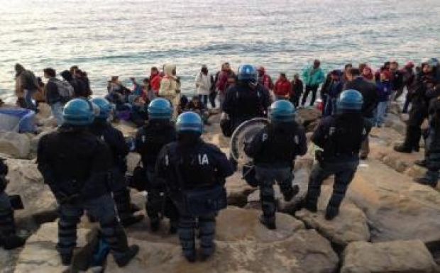 Az olaszok bevetették a rohamrendőrséget a migránsok ellen (VIDEÓ)